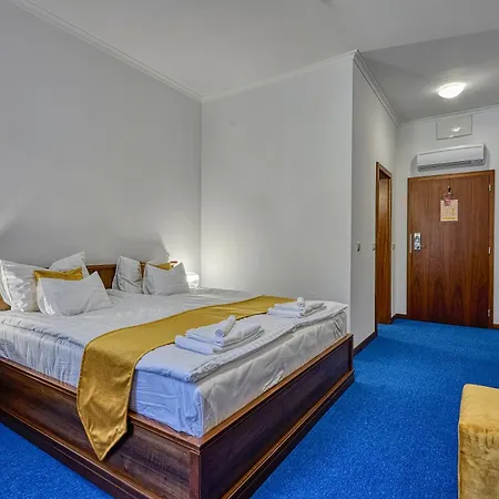 Bassiana Es Etterem Hotel 4*