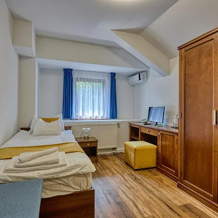 Bassiana Es Etterem Hotel 4*