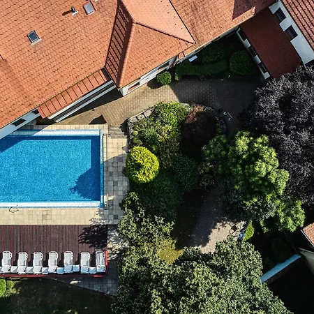 Bassiana Es Etterem Hotel