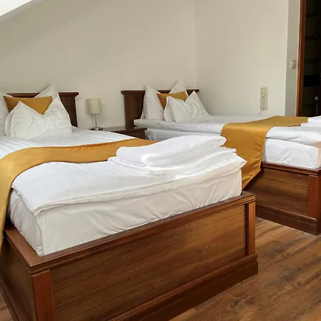 Bassiana Es Etterem Hotel