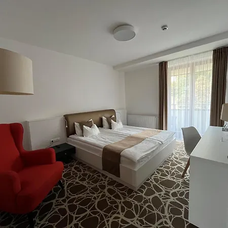 Bassiana Es Etterem Hotel