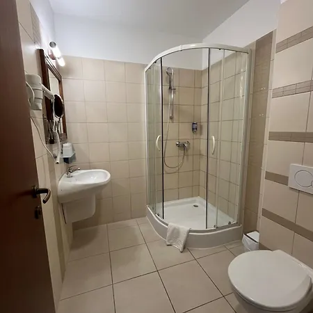 Bassiana Es Etterem Hotel