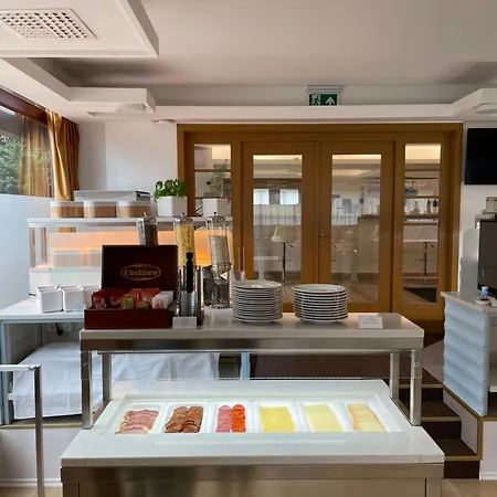 Bassiana Es Etterem 酒店 4*