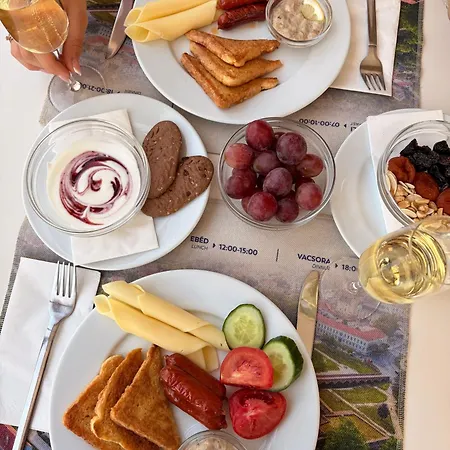 Bassiana Es Etterem Hotell