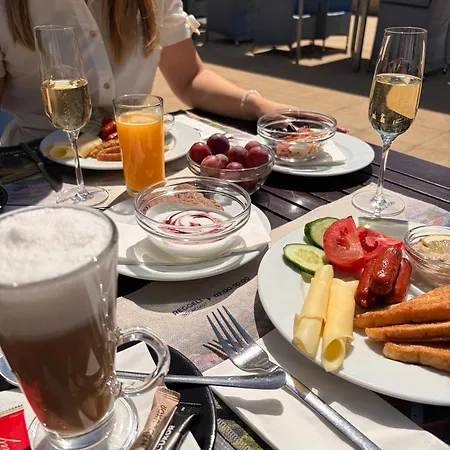 Hotell Bassiana Es Etterem