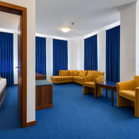 Bassiana Es Etterem Hotel